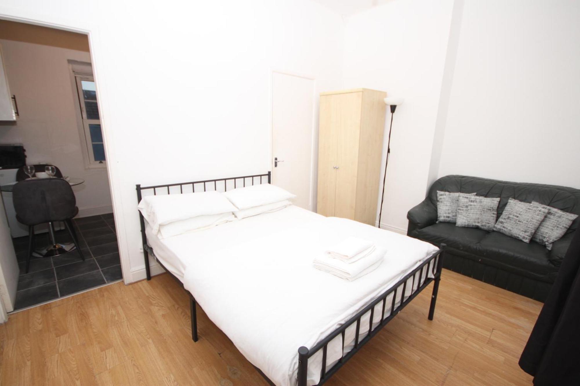 Barton Seaview, Self Catering Apartments, Promenade & Location, Families, Couples Or 23 Years Only, Free Parking