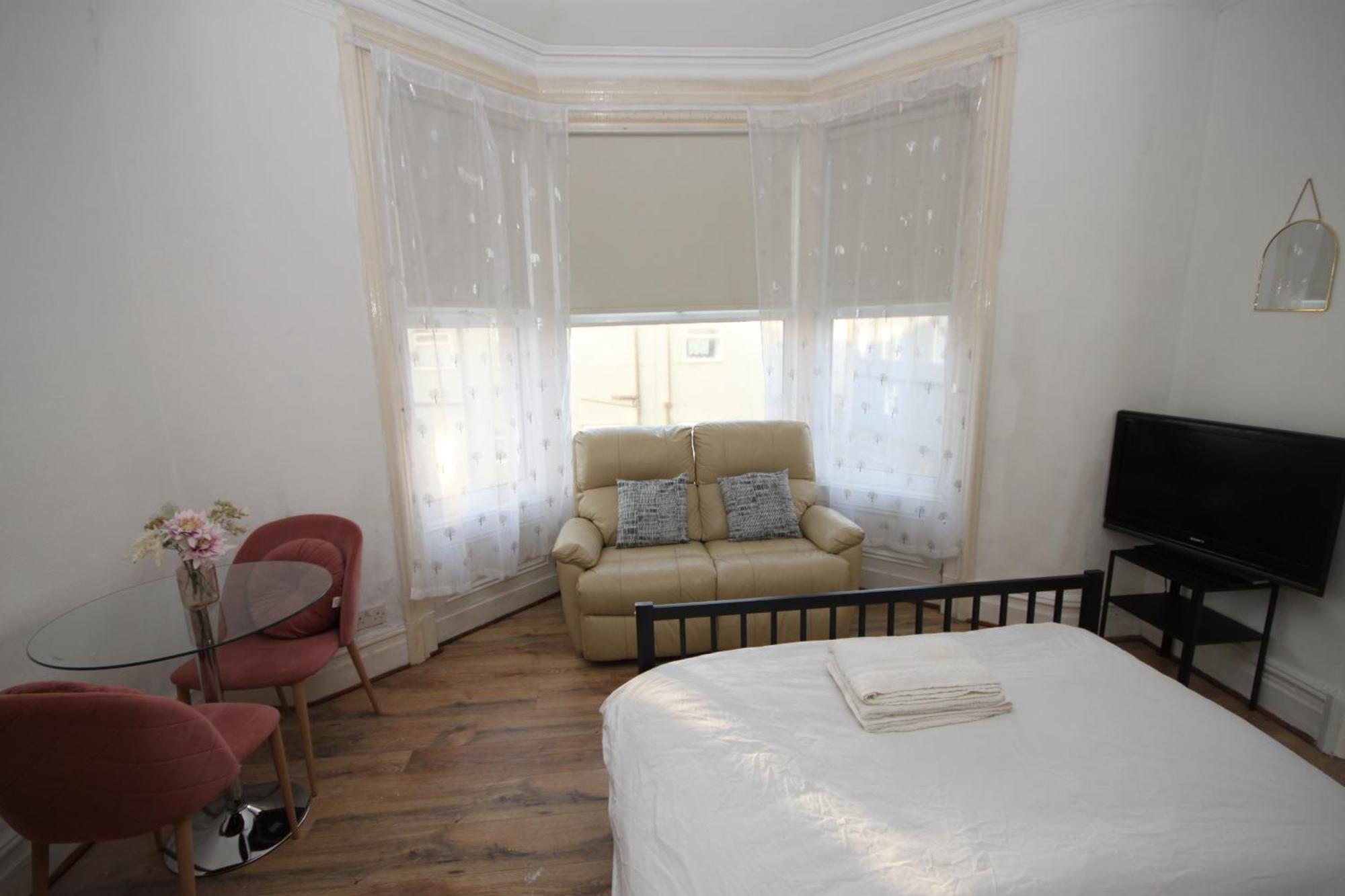 Barton Seaview, Self Catering Apartments, Promenade & Location, Families, Couples Or 23 Years Only, Free Parking