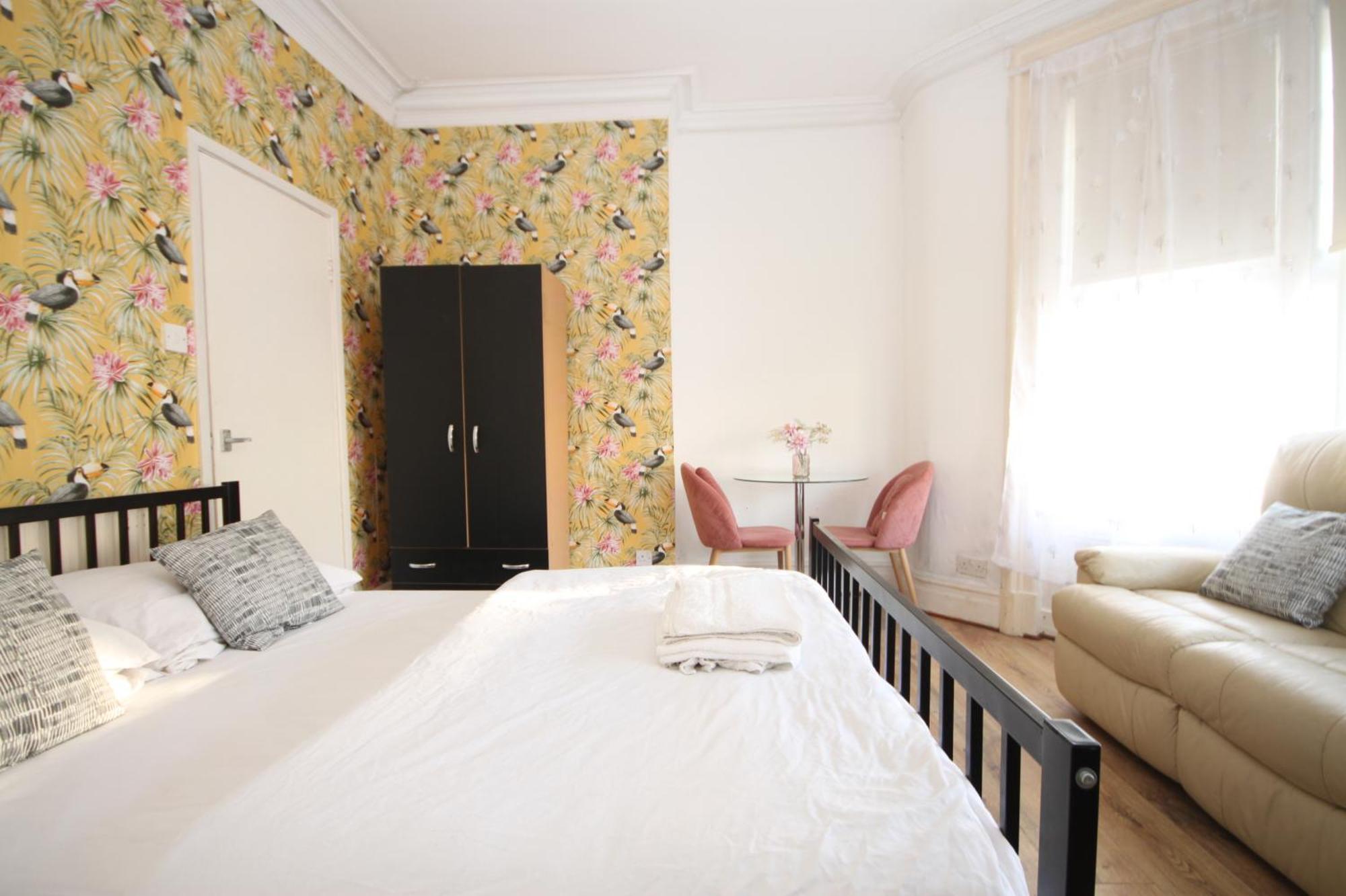 Barton Seaview, Self Catering Apartments, Promenade & Location, Families, Couples Or 23 Years Only, Free Parking *